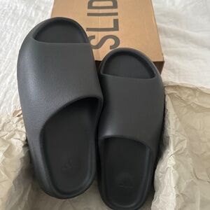 Men Yeezy Slides - ‘Dark Onyx’ Size 10